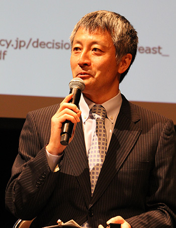 講演会で進行役を務めるシマさんの写真